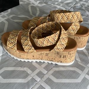 R2 Platform beige natural rafia Sandals size 7
